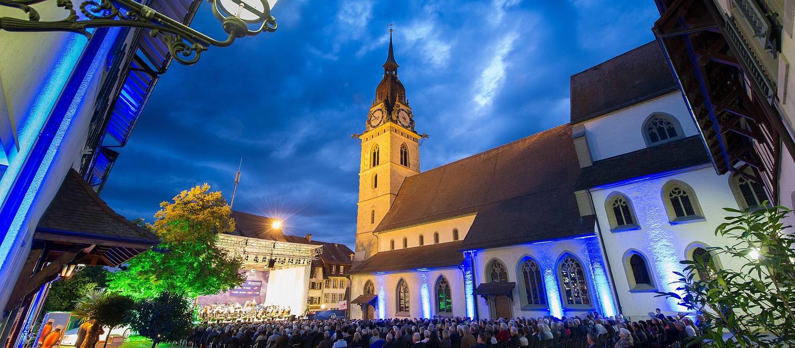 Moonlight Classics auf dem Kirchplatz: Publikum vor der beleuchteten Stadtkirche Zofingen am Abend